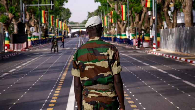 Défilé du 4 avril : la parade militaire de l&rsquo;indépendance délocalisée dans un bastion historique de la contestation.