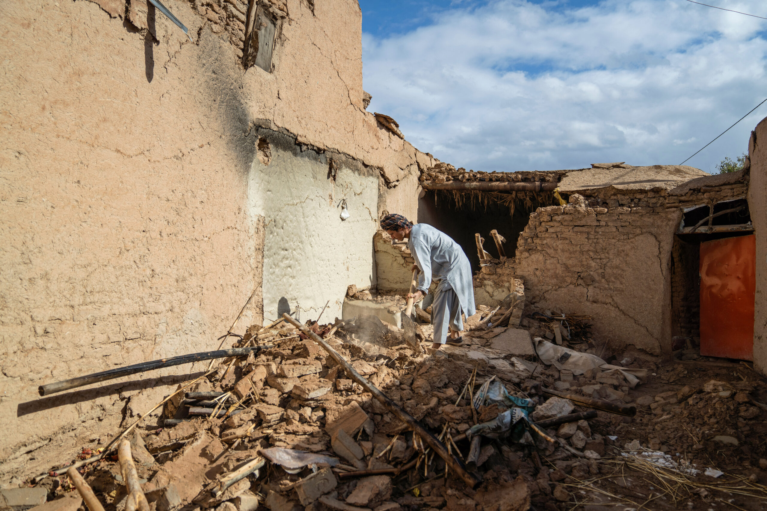 Séisme en Afghanistan : l&rsquo;effondrement d&rsquo;une maison tue huit personnes et épargne cet unique membre de la famille