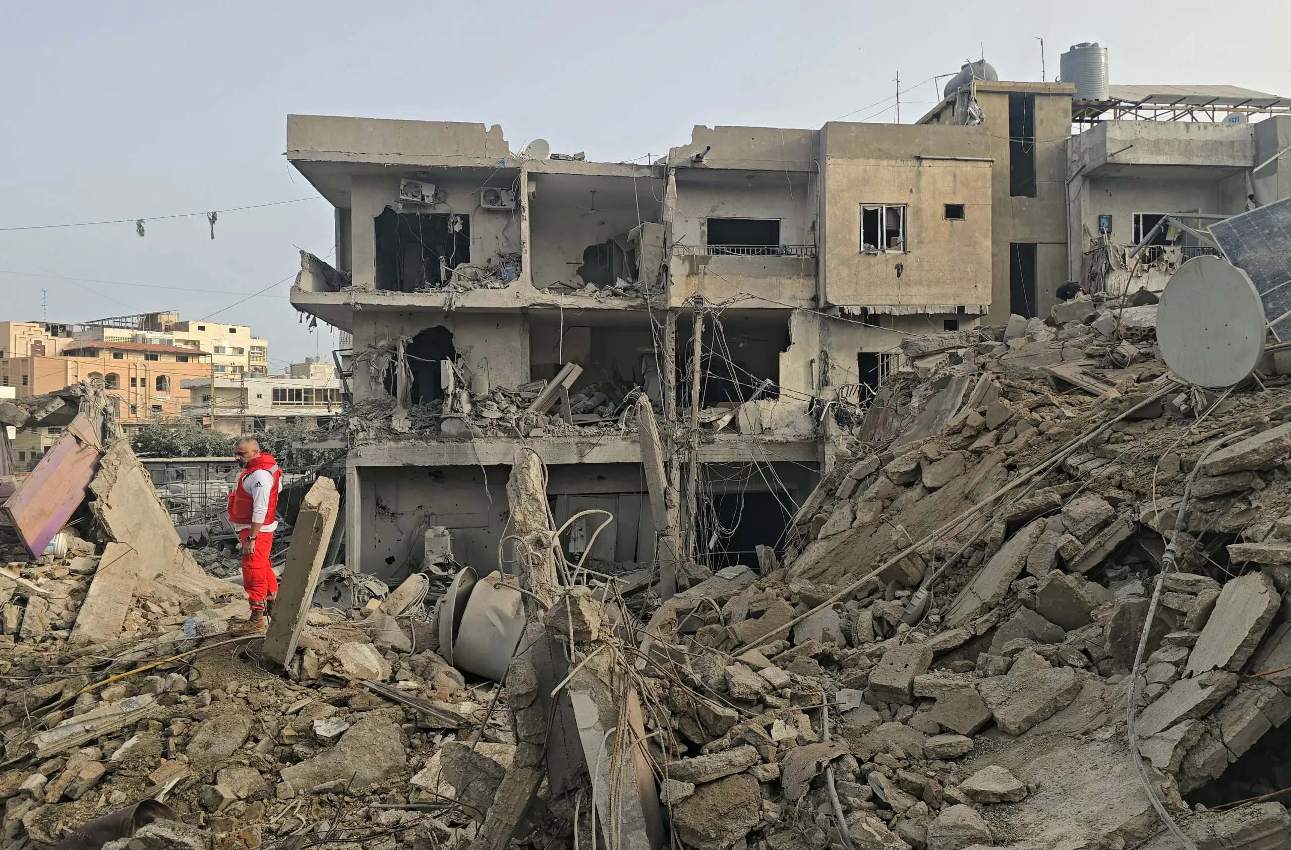 Liban : 11 blessés après une frappe israélienne sur un site protégé, l’offensive terrestre s’intensifie