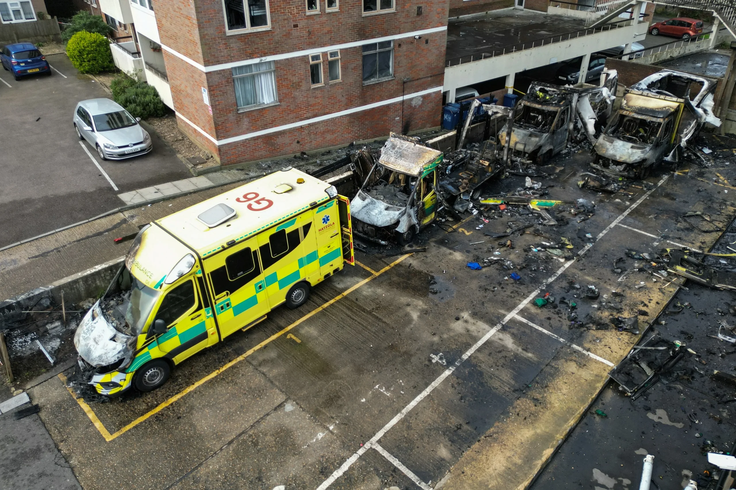 Attaque d&rsquo;ambulances à Londres : trois suspects écroués, l&rsquo;antiterrorisme britannique prend la direction de l&rsquo;enquête