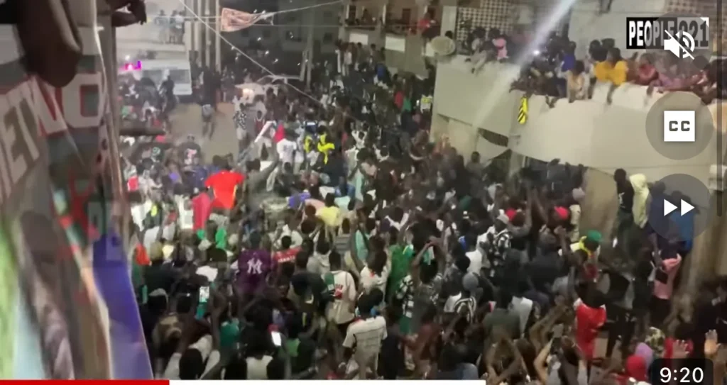 Touchés par la défaite, les supporters de Modou Lô posent cet acte fort pour soutenir l'ancien roi des arènes