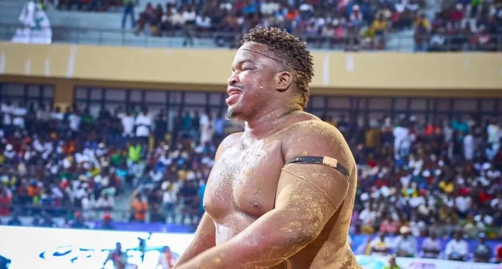 Arène Nationale : l'inscription visible sur le nguimb de Doudou Sané lors de sa victoire face à Pape Mbaye