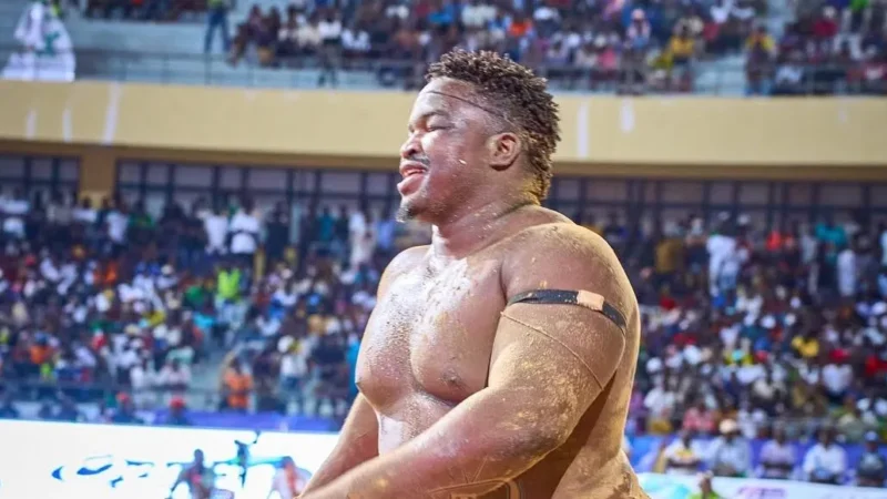 Arène Nationale : l&rsquo;inscription visible sur le nguimb de Doudou Sané lors de sa victoire face à Pape Mbaye