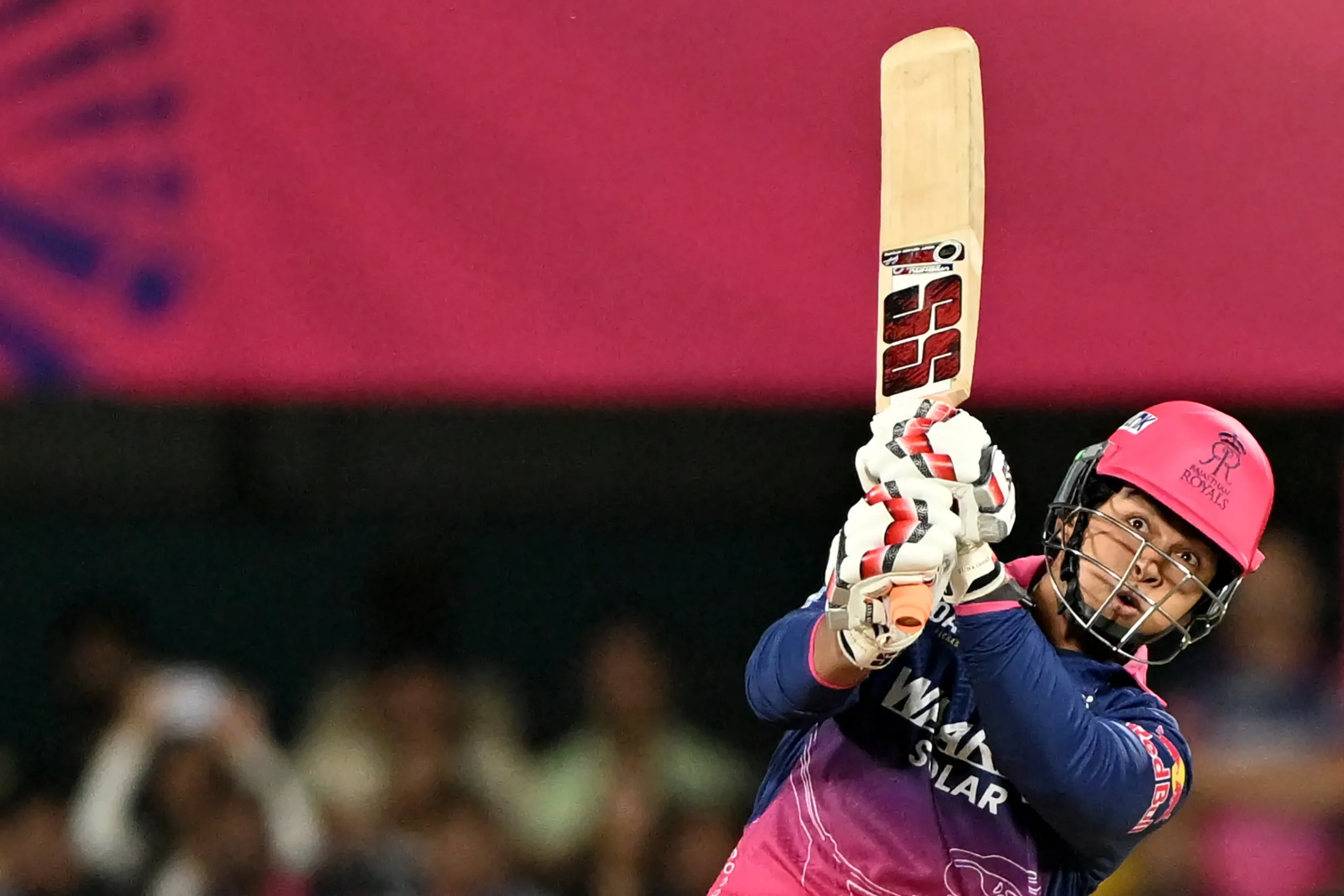 39 courses en 14 balles : la prestation de cet adolescent de 15 ans qui bouscule l’élite du cricket en Inde
