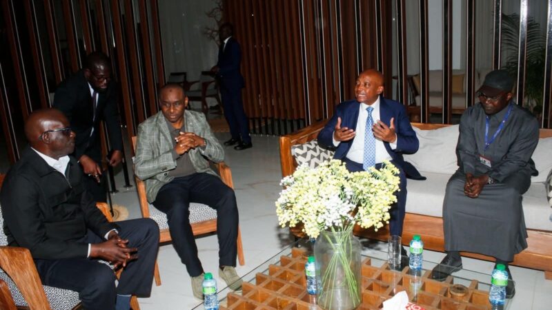 Le patron du football africain atterrit à Dakar : les figures fédérales venues l&rsquo;accueillir