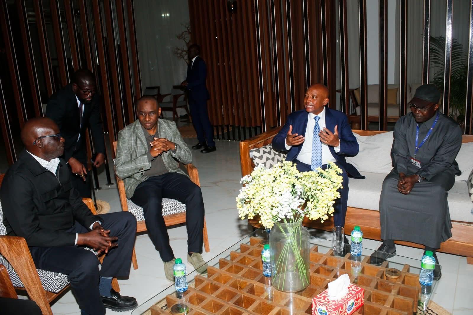 Le patron du football africain atterrit à Dakar : les figures fédérales venues l&rsquo;accueillir