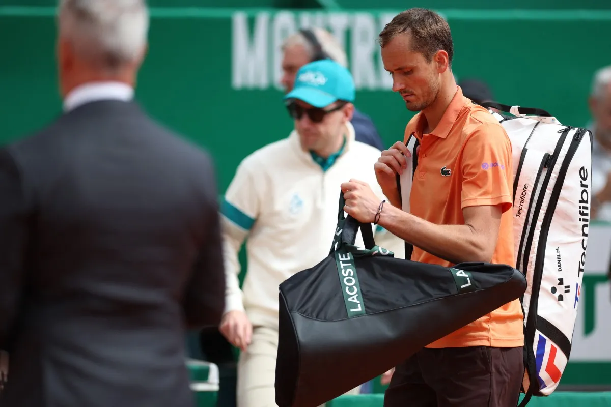 Masters de Monte-Carlo : balayé en 49 minutes, un ex-numéro 1 mondial détruit quatre raquettes sur le court