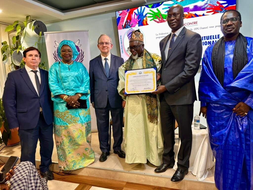 Reçu au siège parisien de la FPU, le Khalife de Bambilor est investi de cette nouvelle mission internationale Reçu au siège parisien de la FPU, le Khalife de Bambilor est investi de cette nouvelle mission internationale