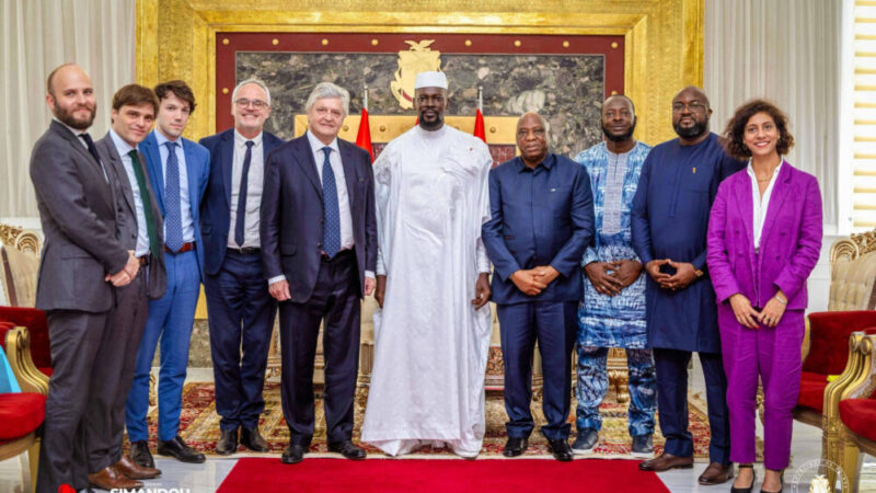 Diplomatie Guinée-France : l&rsquo;émissaire d&rsquo;Emmanuel Macron remet une invitation officielle au Général Doumbouya.