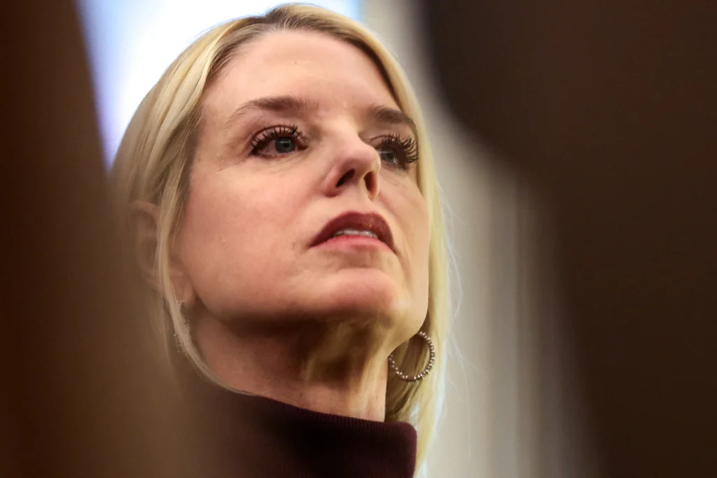 Fichiers Epstein aux États-Unis : la sanction brandie par les élus face au silence de l’ex-ministre de la Justice