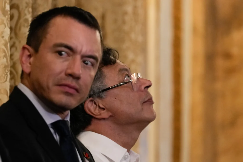 Taxes de 100 % imposées par l'Équateur : la Colombie riposte en actant le retrait d'une alliance historique.