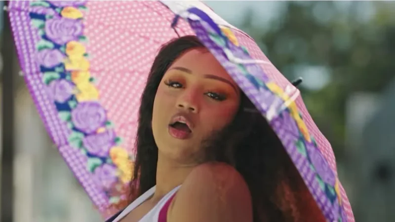 Émotions et réalité sociale : l&rsquo;univers visuel choisi par Astar pour illustrer son nouveau titre