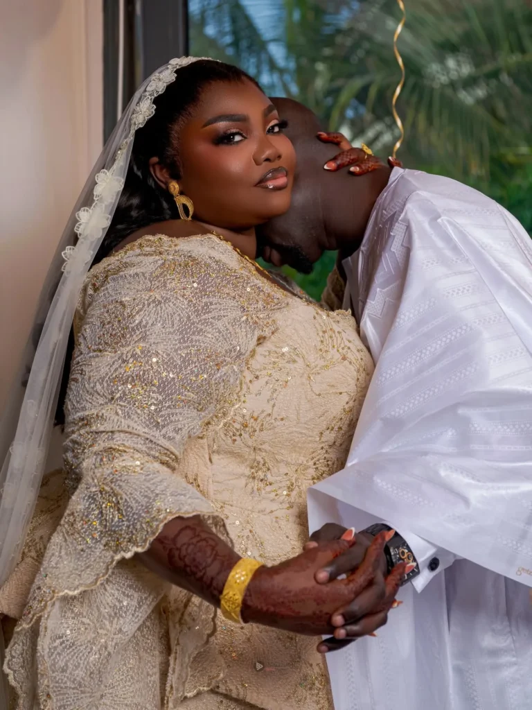 Dentelle dorée et henné raffiné : cette célèbre actrice sénégalaise dévoile les clichés de son mariage