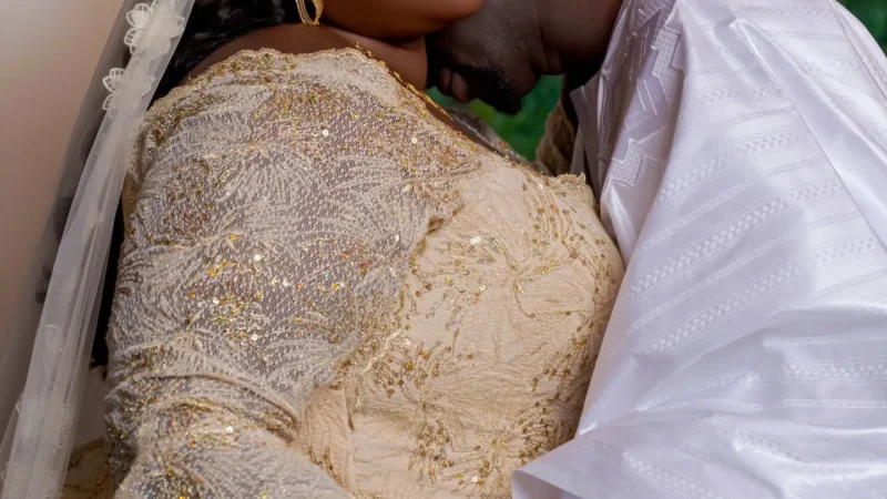 Dentelle dorée et henné raffiné : cette célèbre actrice sénégalaise dévoile les clichés de son mariage