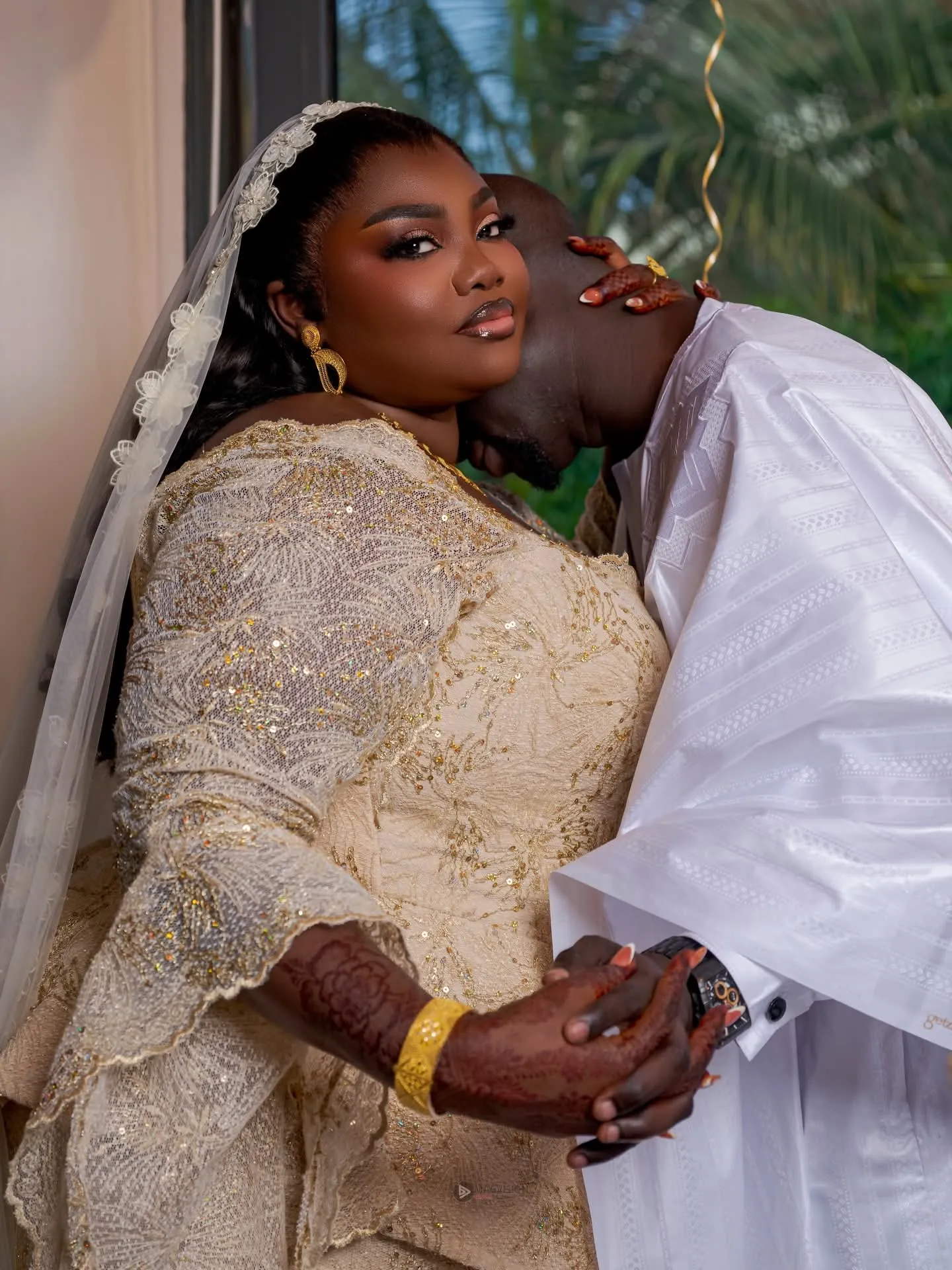 Dentelle dorée et henné raffiné : cette célèbre actrice sénégalaise dévoile les clichés de son mariage