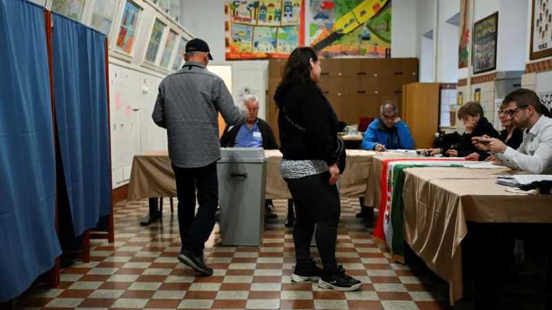 Législatives en Hongrie : bousculé dans les sondages, Viktor Orban lie l&rsquo;avenir du pays à ce conflit extérieur.