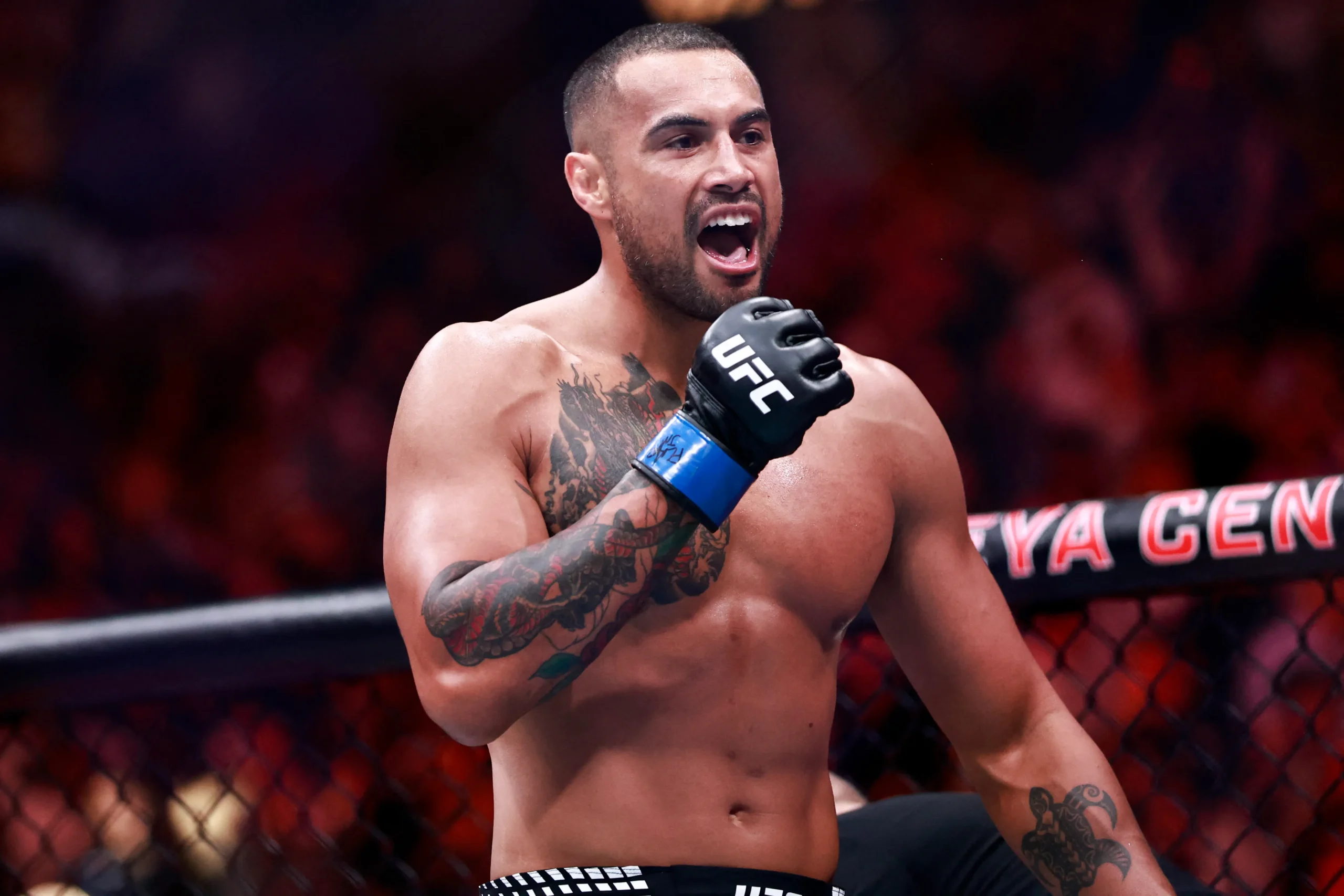 États-Unis : blessé au genou, le nouveau champion de l&rsquo;UFC foudroie son adversaire sous les yeux de Donald Trump