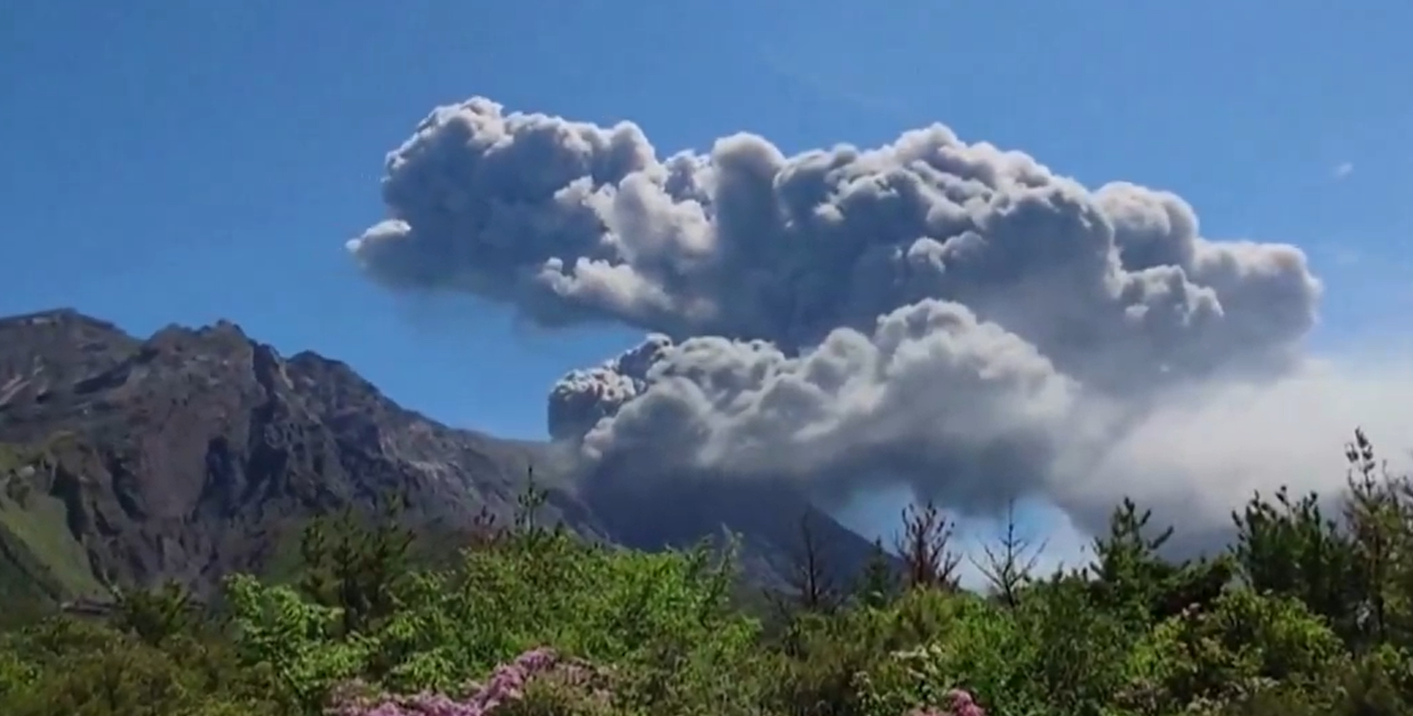 3 400 mètres de cendres propulsés dans le ciel du sud du Japon