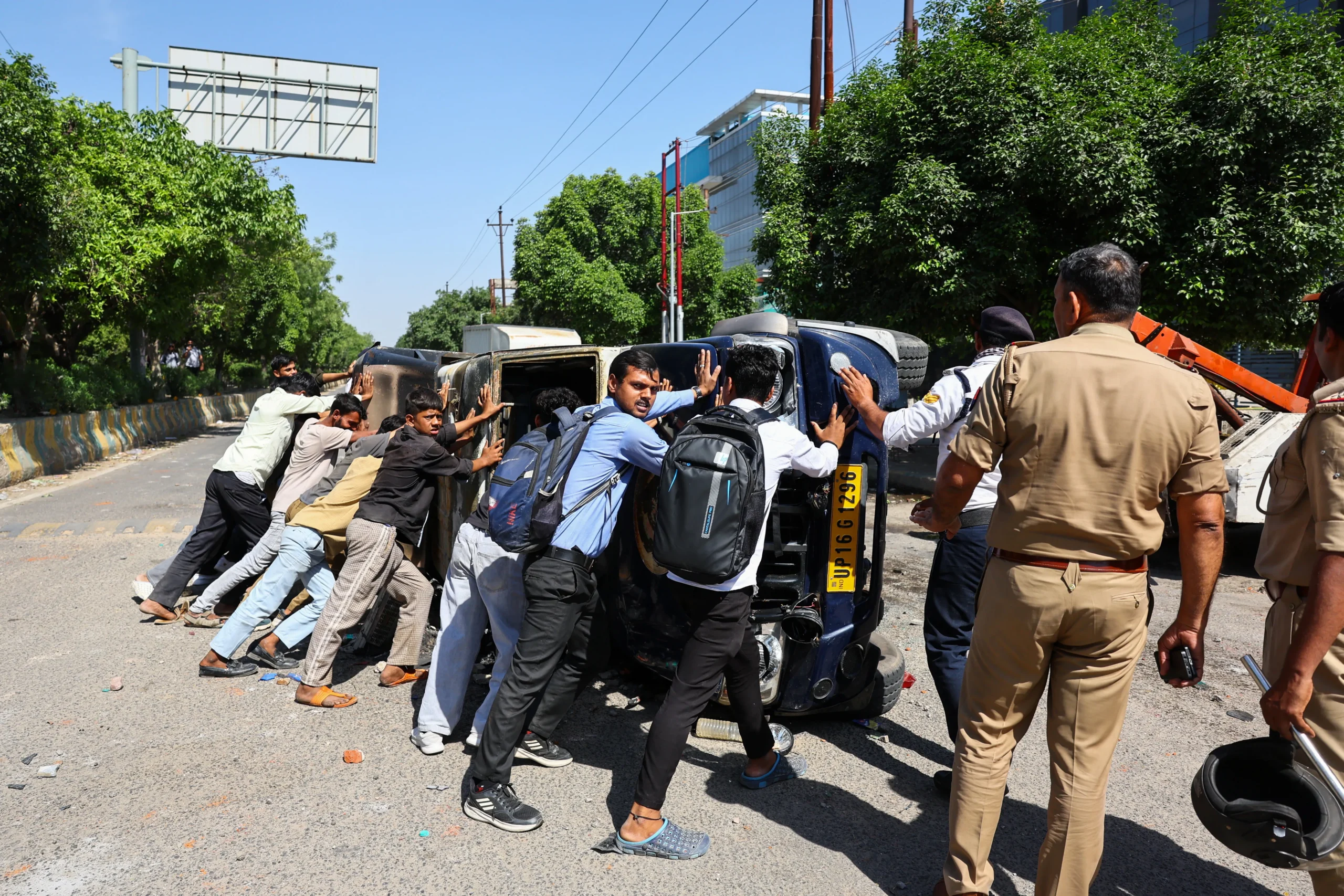 Véhicules incendiés en Inde par des ouvriers exigeant la même hausse salariale que l’État voisin