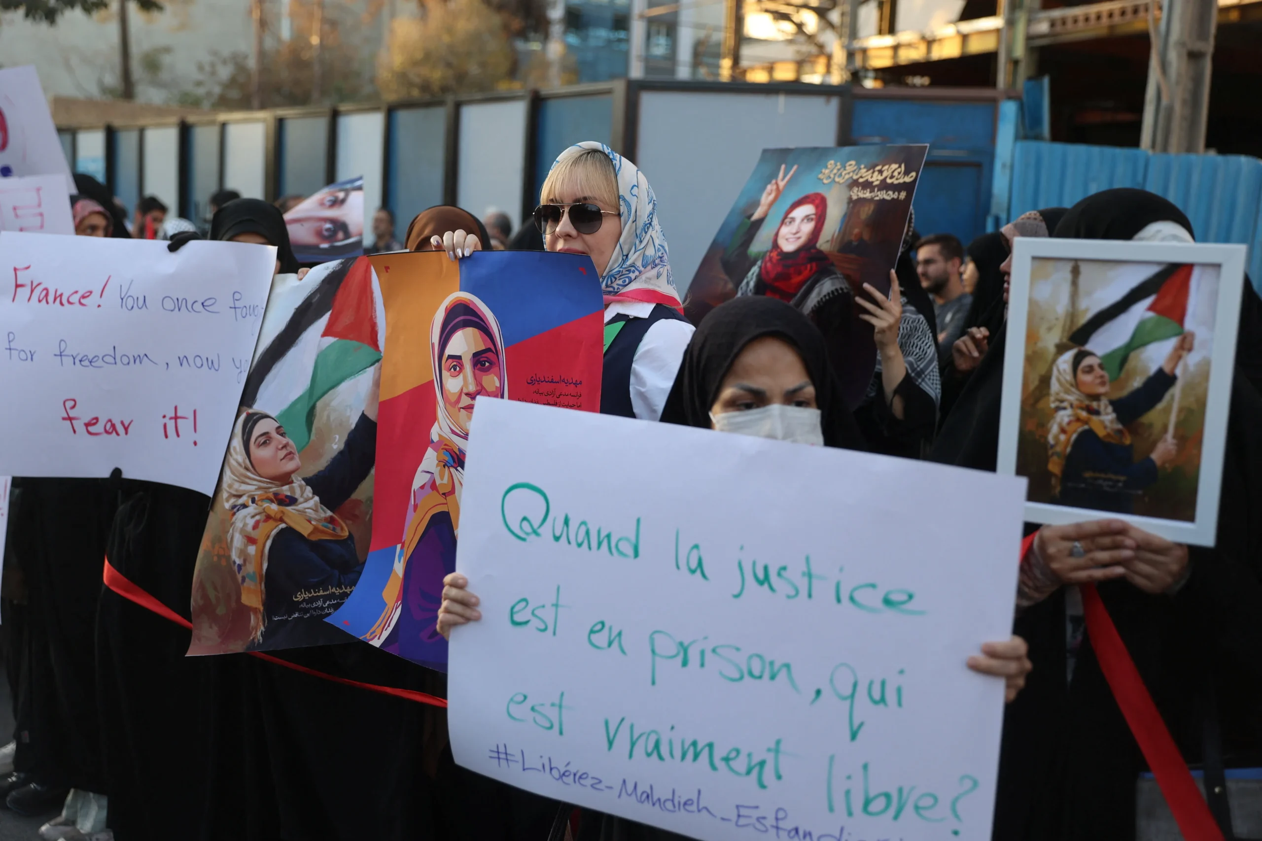 Libérée par l’Hexagone, l’activiste iranienne attaque une liberté fondamentale française dès son retour à Téhéran