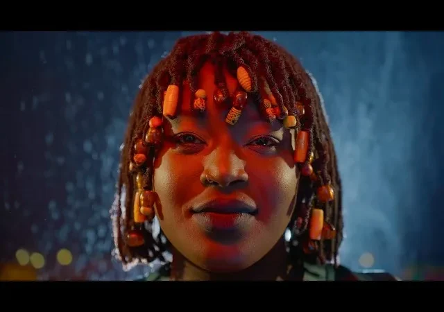 Nouveau clip de Kya Loum : le titre de l&rsquo;œuvre acoustique explorant l&rsquo;amour pur