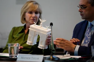 Washington valide l&rsquo;arc de Donald Trump et dévoile sa hauteur définitive