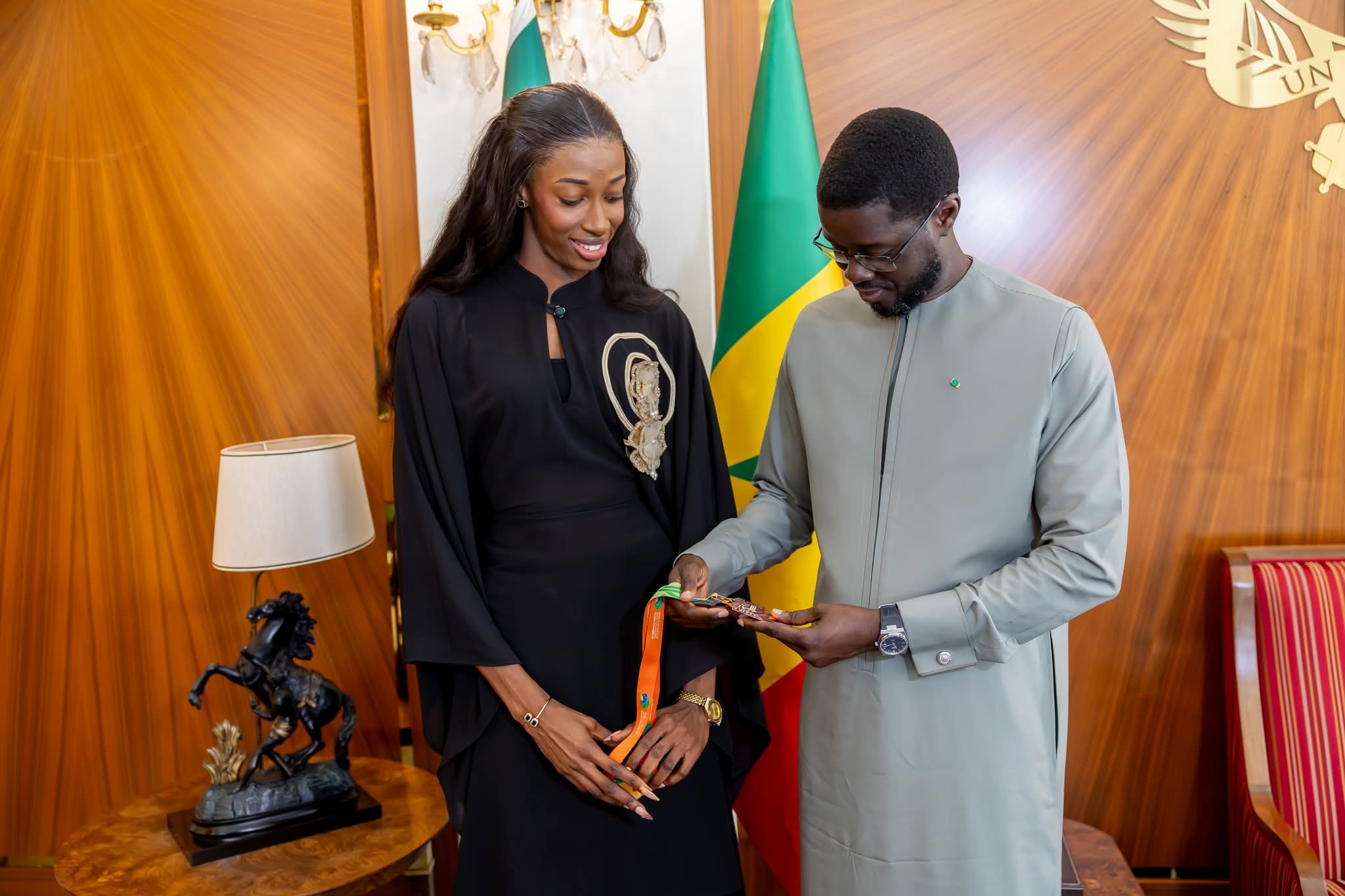 (Photos) Athlétisme : Saly Sarr reçue au Palais après sa médaille de bronze aux Championnats du monde