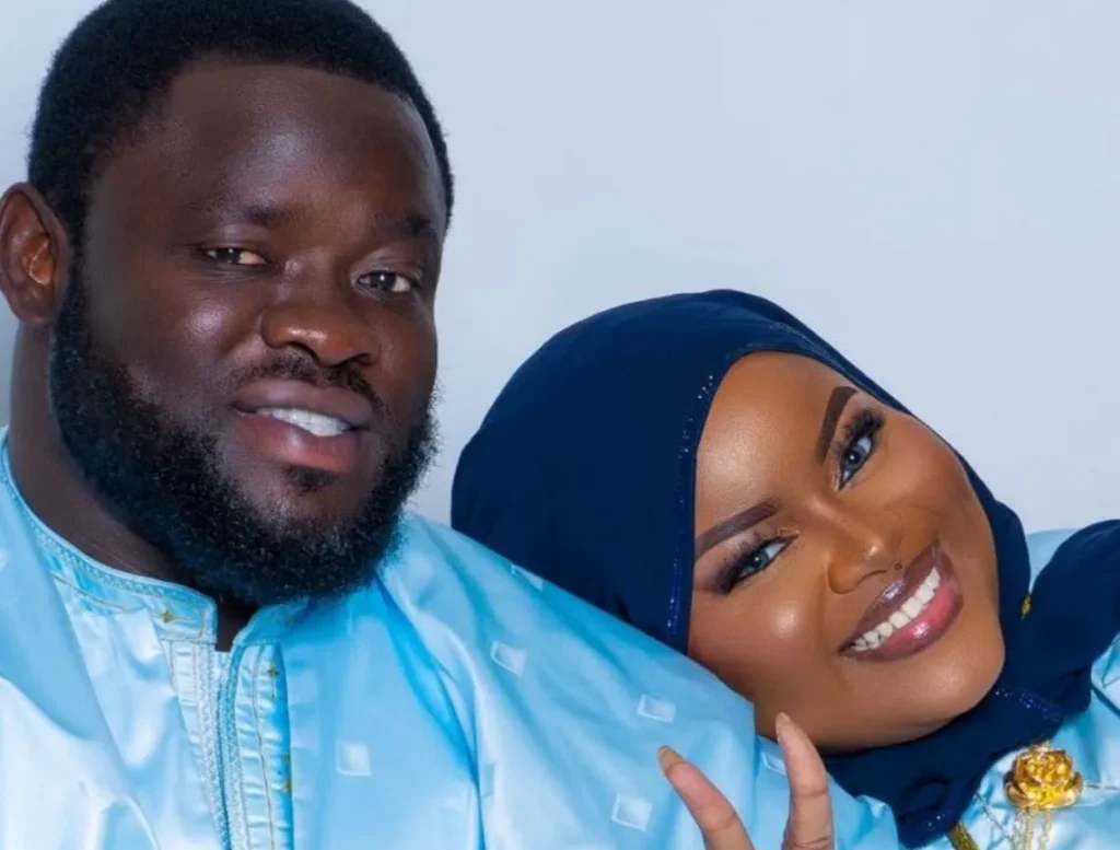 « Servez-vous de ce post » : la catégorie d’internautes frontalement défiée par l’épouse d’Eumeu Sène