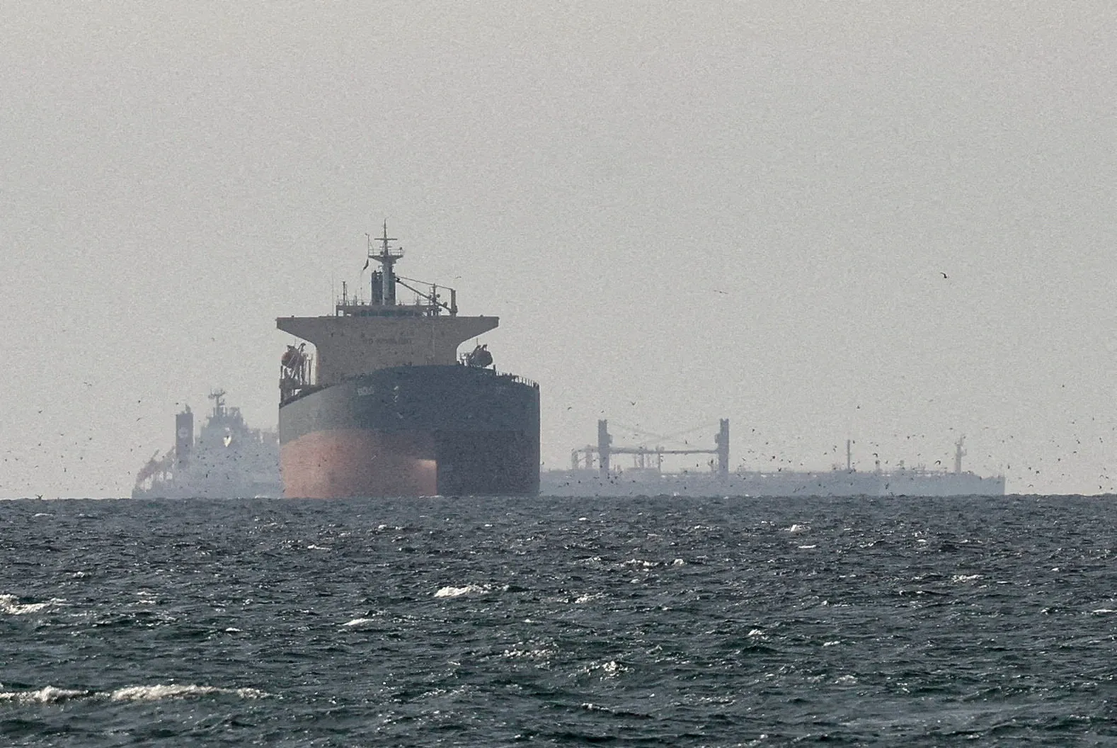 Tirs iraniens sur un navire près d’Oman et le motif avancé par Donald Trump pour prolonger la trêve