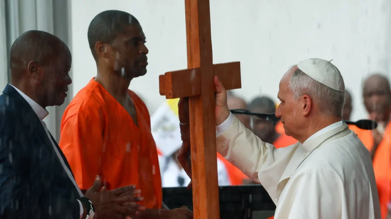 Le pape Léo exige des réformes carcérales devant des centaines de détenus à Bata