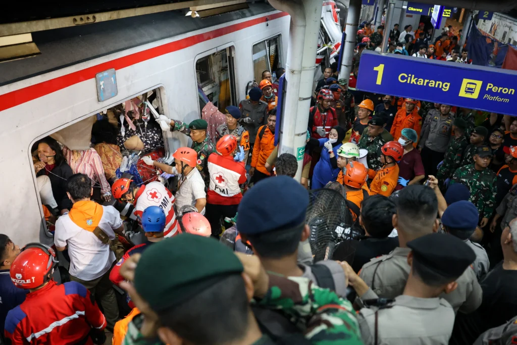 Indonésie : la cause avancée après la collision de trains près de Jakarta
