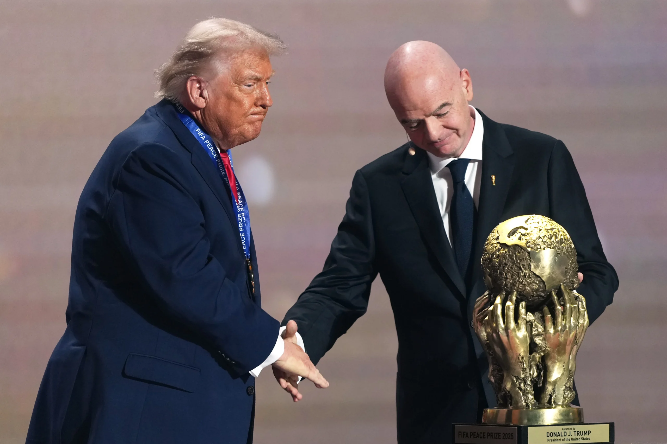 États-Unis : la suppression réclamée après le prix de la paix remis à Donald Trump par la FIFA