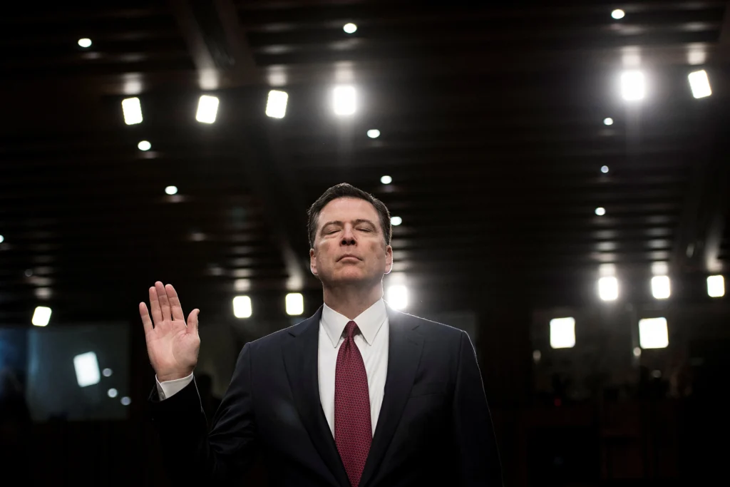 États-Unis : James Comey de nouveau inculpé pour le message publié avec ces coquillages