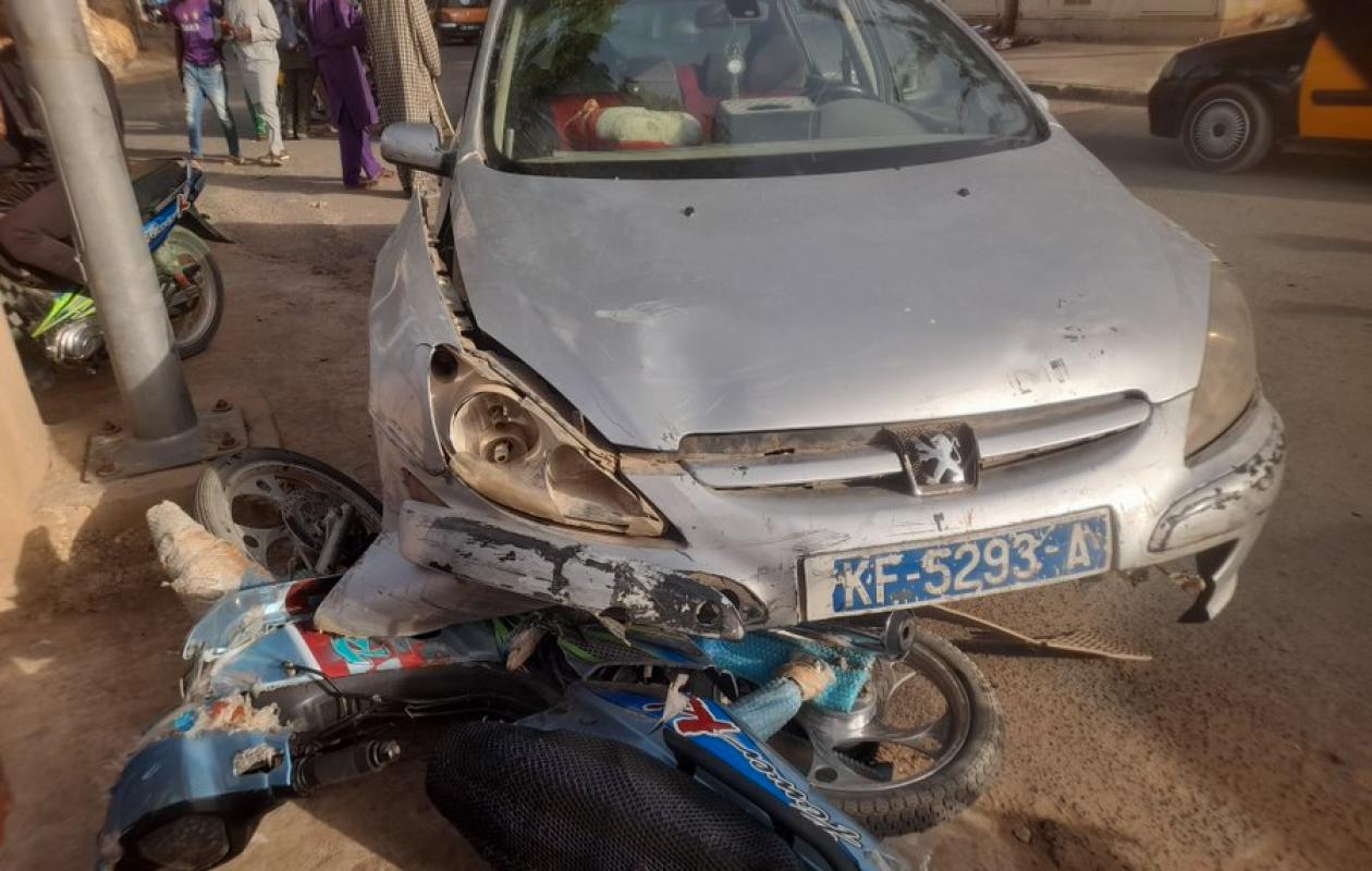 Thiès, collision entre un véhicule et une moto : une femme grièvement blessée