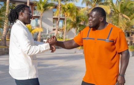 Rencontre conviviale entre Bafétimbi Gomis et le lutteur Franc (photos)