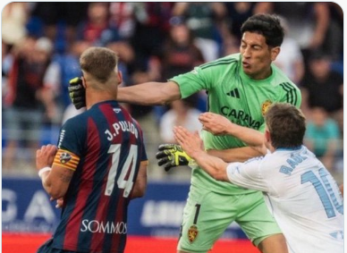 Violence en Espagne : Le gardien assène un coup de poing à un adversaire (Vidéo)