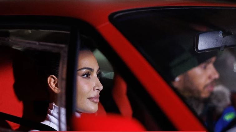 Kim Kardashian et Lewis Hamilton s’affichent ensemble dans une drôle de (vidéo)