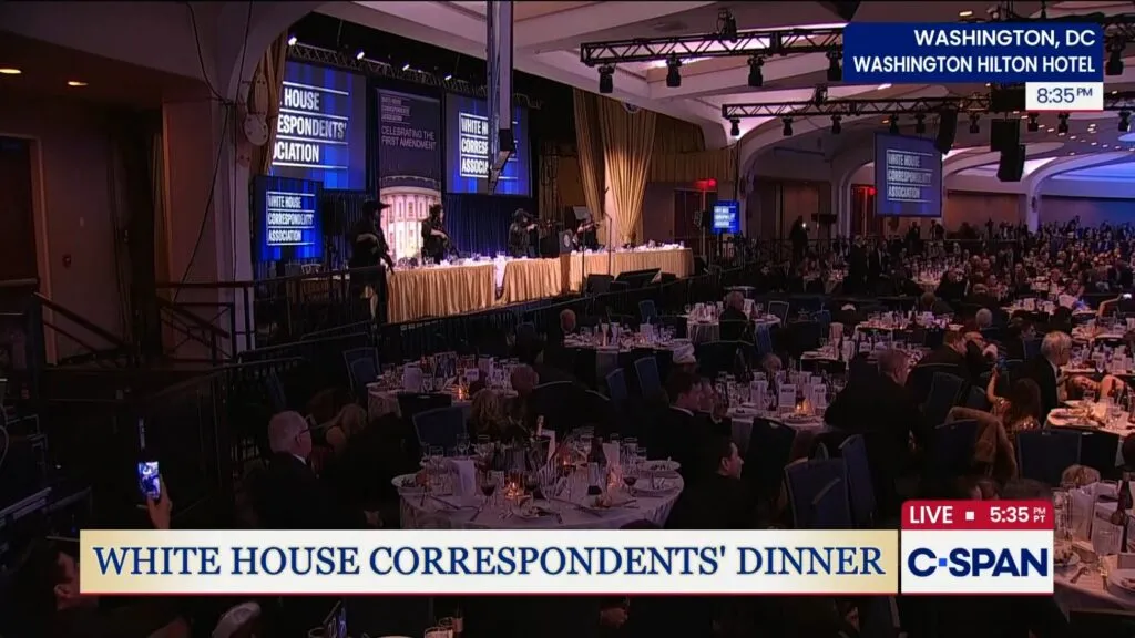 Urgent : coups de feu signalés lors d’un dîner en présence de Donald Trump (Vidéo)