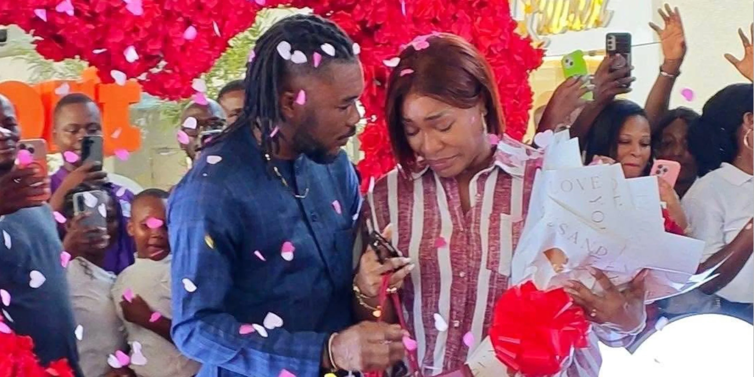 La chanteuse Josey reçoit une demande en mariage romantique