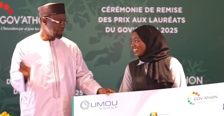 Gov’athon 2026 – « J’ai réquisitionné le chèque », Ousmane Sonko taquine sa nièce, lauréate du 1er prix (Vidéo)
