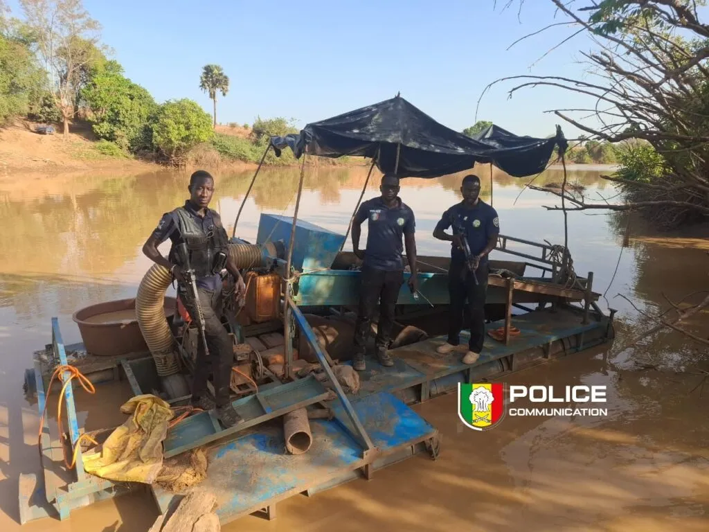 Doguiba – Exploitation minière illégale : Une drague détruite sur les rives de la Falémé