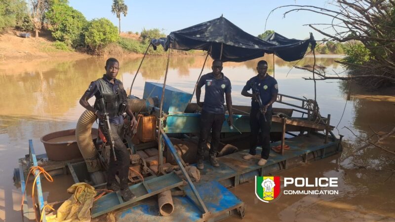 Doguiba – Exploitation minière illégale : Une drague détruite sur les rives de la Falémé