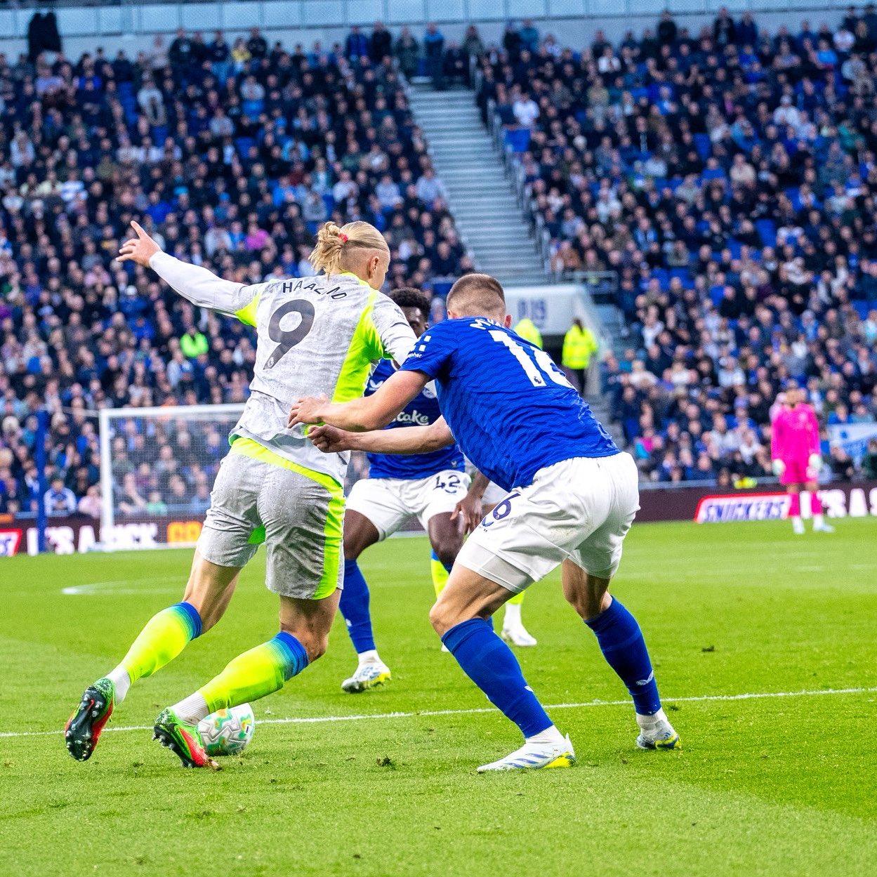 Jérémy Doku sauve City à la 90e+8, mais Everton de Gana et Iliman freine sa course au titre