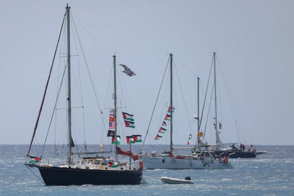 « Aucune base légale »: Israël maintient deux militants de la flottille en détention