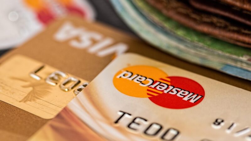 Royaume-Uni : ce que la FCA cherche dans les contrats entre PayPal, Visa et Mastercard