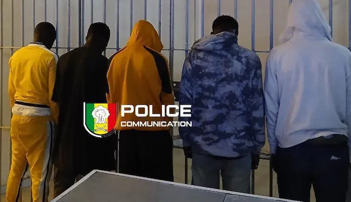 Au Lac Rose, des véhicules de touristes encerclés avant l’interpellation de cinq suspects