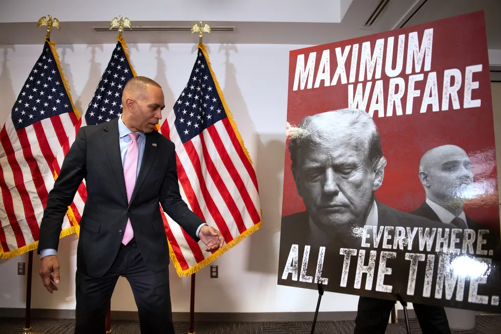« Incitation à la violence » : Trump demande des poursuites contre Hakeem Jeffries aux États-Unis