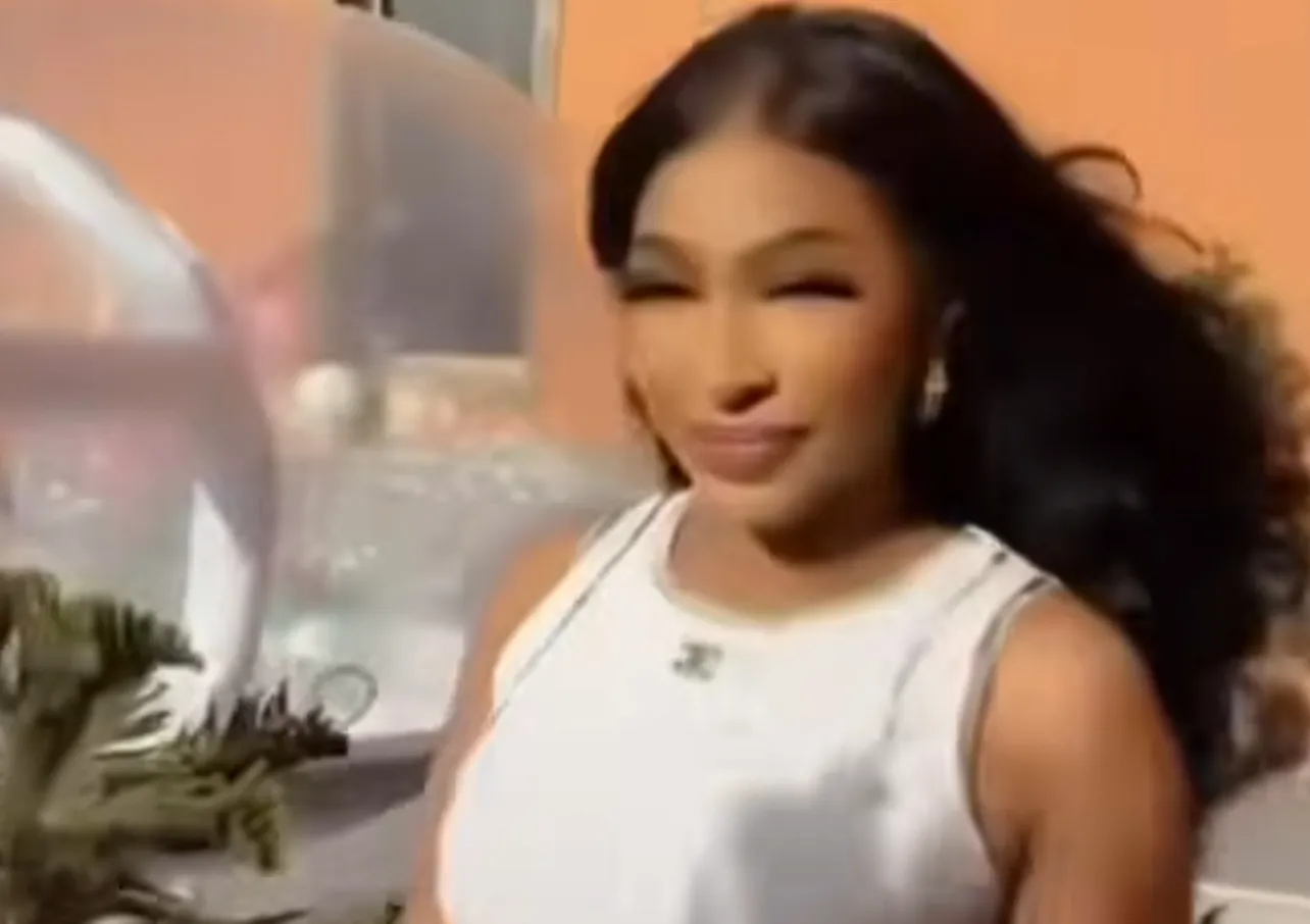 Une tenue de Viviane Chidid fait basculer l’anniversaire chez Zeyna Ndour