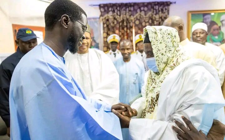 Louga – Guéoul : Bassirou Diomaye Faye en visite chez des guides religieux et auprès d’une famille endeuillée
