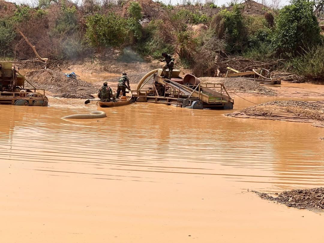 Démantèlement d’un site d’orpaillage clandestin à Bakel : 05 dragues détruites